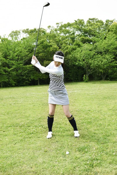 ゴルフをする女性３