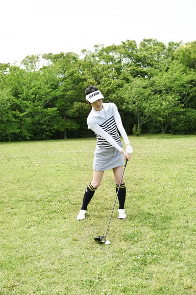ゴルフをする女性５