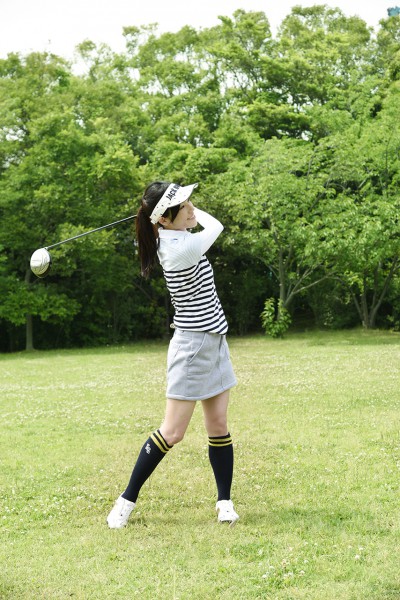 ゴルフをする女性８