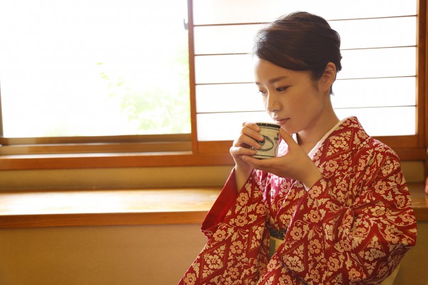 お茶を飲む着物の女性 | 商用フリー/無料の写真素材ならLuff＆Piece